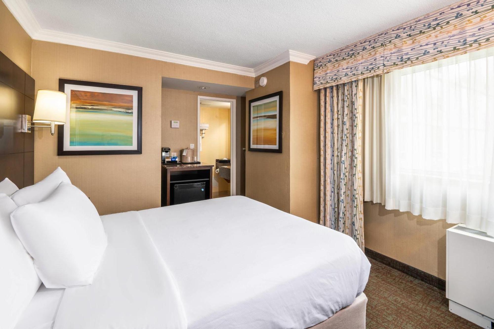 Comfort & Conference Centre Airport 3* Toronto