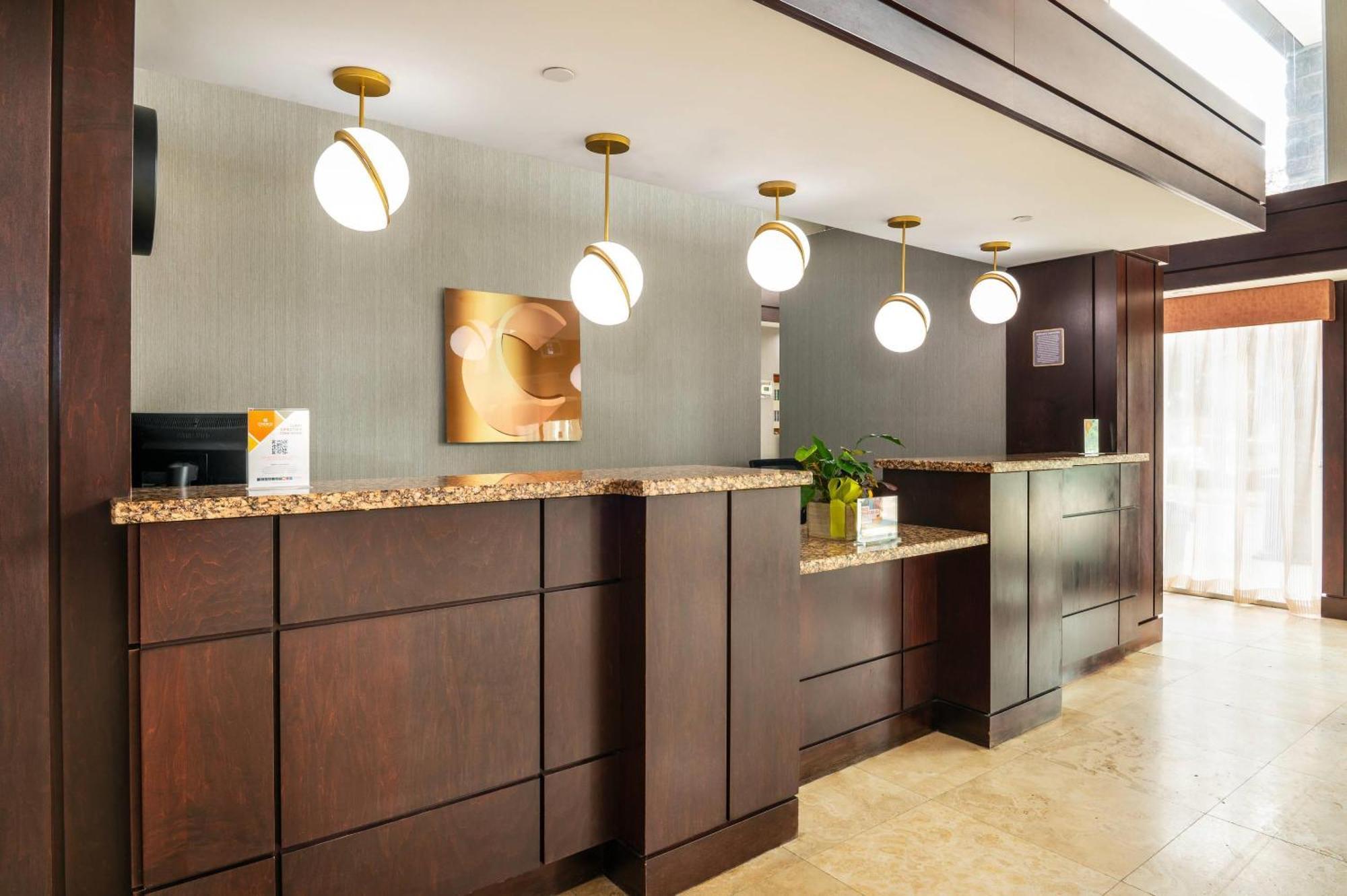 Comfort & Conference Centre Airport 3* Toronto